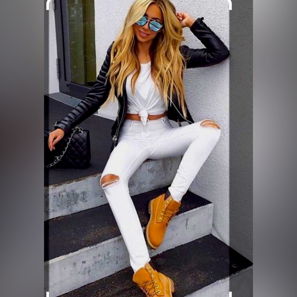 Timberland boots size 6.5 in Boys fits 8.5 in women